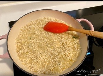 step5: 當煮到水份收乾，再加入200ml雞湯拌勺，繼續用小火煮至水份收乾，再加入200ml雞湯直到米飯變軟和熟透（注意不要煮得太乾身，剩下的湯汁用來煮溶芝士）