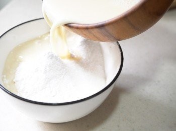 step1: 糯米粉和砂糖混合，逐少加入牛奶拌勻。
📝一定要把水份加入粉類中，而不是相反，麵糊才不易起粒粒。
📝要加入少許糖分才能蓋住糯米的苦味。