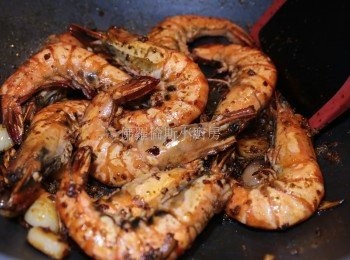 step4: 加麻辣醬炒香、再加生抽、老抽、糖炒至收汁為止