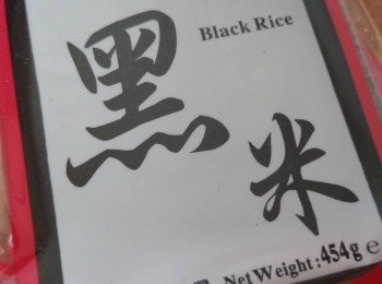 step2: 先取2片葉，摺角，先放一大湯匙糯米(加入黑米)，然後一匙綠豆，再放入菜脯、冬菇、支竹、栗子，再放綠豆 ，最後再放糯米，然後把葉子封口， 棉繩綁好。每隻大約重160-180克。