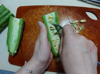 step4: 翌日，把長苦瓜洗淨，切開去囊去籽。