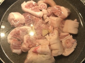 step2: 豬腳放入冷水，放兩片薑，和少許米酒，小火煮出雜質；