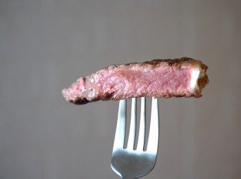 step8: 上碟後讓牛扒閒置5分鐘，切開就是完美的粉紅色！