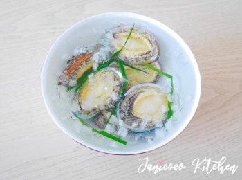 step3: 準備冰水。鮑魚熟時撈起，浸冰水保持爽口彈牙。