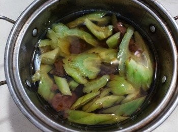 step9: 待冰粒完全溶化後，便可撈起長苦瓜瀝乾，再把長苦瓜放進冷卻的話梅糖水內。