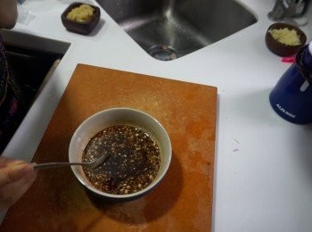 step8: 醬汁先拌勻