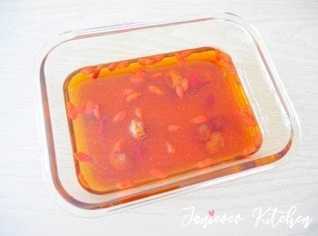 step1: 準備食物盒及將調味料一起放入。