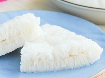 step5: 在蒸盤上塗一層薄薄的油，用篩過濾粉漿，用大火蒸約20至25分鐘即成！