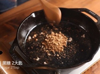 step2: 熱油鍋，將豬肉片炒至半熟後取出備用。