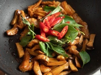 step5: 起鍋前再加入九層塔、辣椒段就完成了。