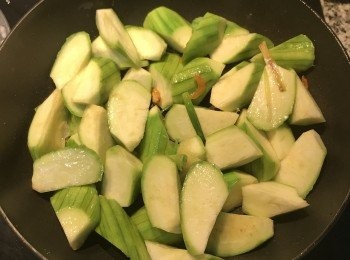 step5: 下絲瓜拌炒，