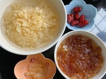 step1: 桃膠用水浸過夜，將雜質去除，再用水清洗備用。
雪耳浸軟後洗淨撕成小塊，紅棗剪半去核備用。