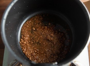 step4: 將黑糖漿的<span class="group_1">食材</span>下鍋煮滾後放涼備用。