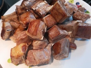 step2: 白鑊煎香羊腩粒盛起。