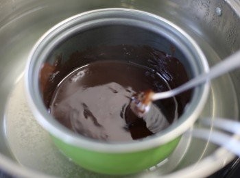 step2: 以隔水方式，以另一個容器加入全部朱古力片隔水熔化，溫度不宜太高     ，不要邊開火加熱，建議溫度約40度左右。