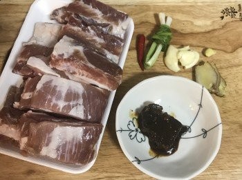 step1: 排骨洗淨瀝乾，蔥洗淨可切段或紮起來，薑切片，蒜拍便去皮；