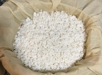 step2: 瀝乾糯米拌入少許油；蒸布完全沾濕，放入糯米；
