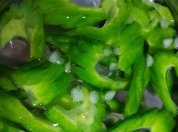 step8: 預備一大碗盛有冰粒的凍水中，然後立刻把長苦瓜放進冰粒水內冷卻。