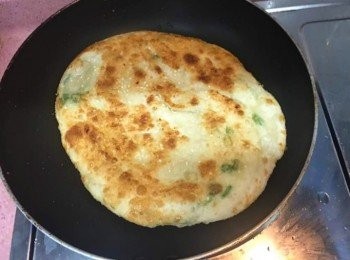 step6: 在平底鍋加點油，煎香脆完全成