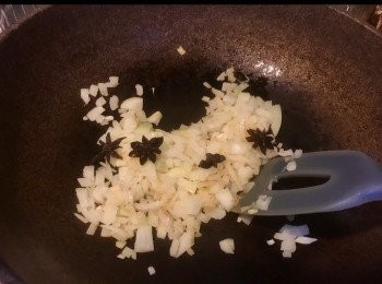 step5: 加少許油炒香洋蔥
