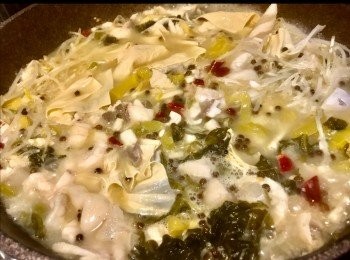 step6: 隨後加入剛做起既酸菜底，大火加水至蓋滿材料，加入配料：芽菜，鮮腐竹，薯粉滾起熄火