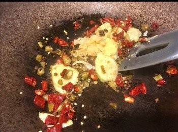 step3: 倒入花椒油爆香乾辣椒，花椒粒，野山椒，薑，蒜蓉