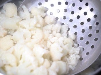 step2: 雞湯及水煮滾，放入椰菜花，用中火煮椰菜花至變軟。我比較喜歡較幼滑的口感，所以會把椰菜花煮10分鐘，做出的椰菜花蓉口感像薯蓉，用攪拌器將椰菜花及牛油打成蓉，加入切碎的百里香及黑椒調味。