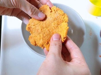 step4: 用手揉成麵餅狀