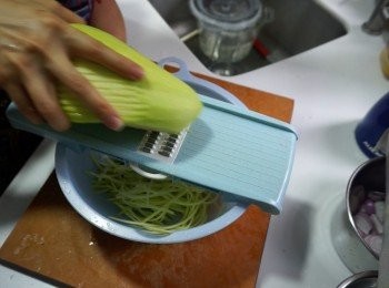 step5: 青芒去皮後刨絲備用