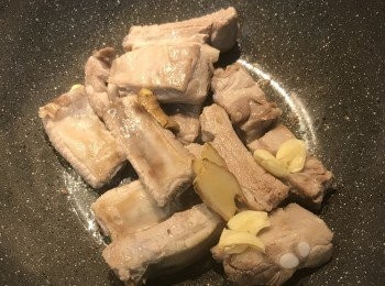 step5: 排骨略上色後，放入薑片與蒜頭；