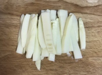 step9: 煮排骨時將醃筍洗淨並切成條狀；