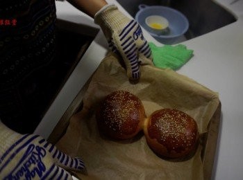 step8: 烤好的麵包記緊要隔起放涼，不然底部會有倒汗水