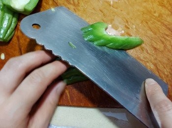 step5: 把長苦瓜切成薄片。（如想有咬口，或外觀漂亮一點，可切成長條形，但此舉則長時間才入味。）