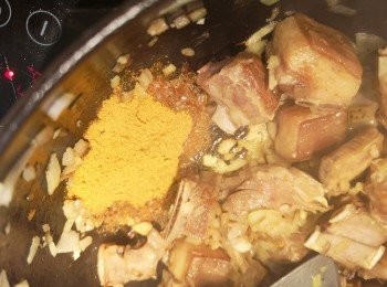 step6: 將羊腩粒和洋蔥撥埋一邊，用少少油爆香咖喱粉，之後所有材料炒勻。