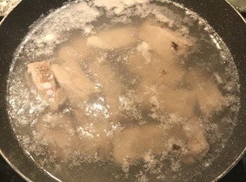 step2: 排骨用冷水加少許米酒，小火煮出雜質；