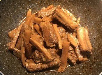 step11: 20分鐘後開鍋蓋，拌炒一下，再蓋鍋蓋接著燜煮10分鐘。