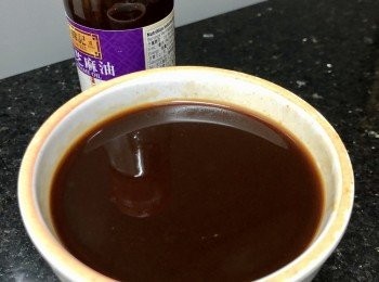 step3: 將所有醬汁預先混和，麻油除外。