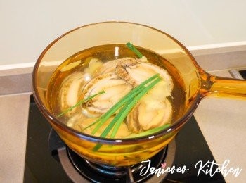 step2: 鮑魚稍稍洗淨待用。水加薑蔥，再溫熱的時候加鮑魚一起煮8-10分鐘直至全熟。