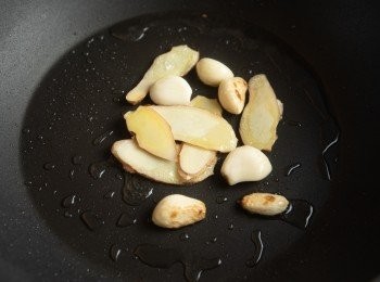 step2: 同一油鍋，將蒜、薑片下過爆香後，加入松阪豬炒香。