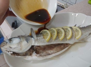 step4: 在魚邊淋進檸汁甜豉油及灑上蔥花便完成。