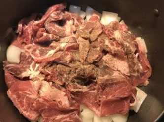 step4: 下牛肉與黑胡椒粉拌炒到5分熟；