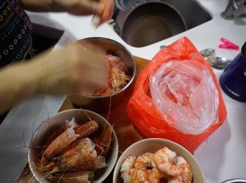 step1: 大蝦妁熟後待涼，之後去頭去殼備用