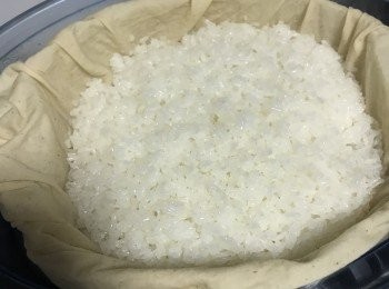 step4: 15分鐘後掀蓋，灑水或噴濕表面；蓋鍋蓋續蒸15分鐘；