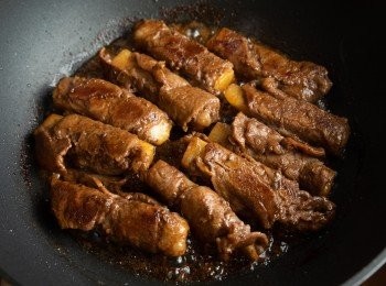 step4: 最後等醬汁稍微收乾，且牛肉山藥捲均勻沾裹上醬汁就完成了。