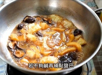 step8: 苦瓜燜軟後試個味道，若不夠鹹再補點鹽巴
