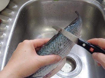 step1: 用小刀去鱗及將魚肚洗淨；抹乾