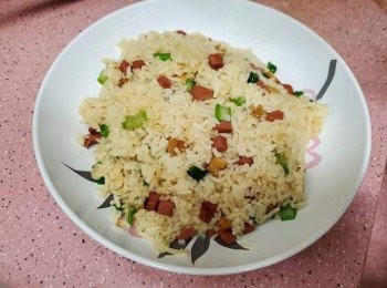 step2: 將冷飯炒熱倒下鮑魚罐頭汁略炒，再加適量生抽及少許鹽炒至飯乾身，後加上已炒好的材料略炒放上碟備用。