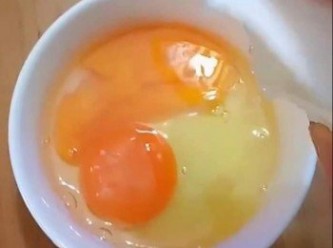 step3: 蛋包飯我是煮三人的份量，所以我用了六隻雞蛋，即是蛋包以兩隻雞蛋為一人份量！每次打勻兩隻雞蛋作煎蛋皮準備。