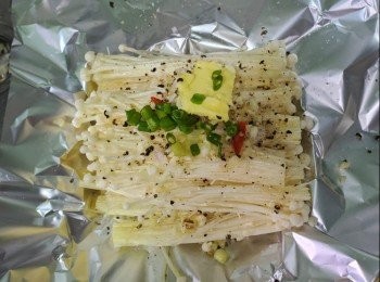 step2: 牛油再加上金菇菜加入適量蒜蓉，蔥，辣椒絲，適量鹽，黑椒粉，牛油調味