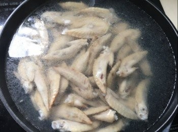 step1: <a href="https://bit.ly/3zHU5V3" target="_blank" data-keyword="雞翼" class="guide-link"><strong>雞翼</strong></a> <span style="display:inline-block;vertical-align:middle;margin-top:-3px;color:initial;border-radius:3px;padding:2px 3px;font-size:12px;line-height:14px;background:#87d300;color:#fff;">即買</span> 買回家沖洗加入鹽浸30分鐘，再用清水清洗瀝乾水份備用，煲滾水放入<a href="https://bit.ly/3zHU5V3" target="_blank" data-keyword="雞翼" class="guide-link"><strong>雞翼</strong></a> <span style="display:inline-block;vertical-align:middle;margin-top:-3px;color:initial;border-radius:3px;padding:2px 3px;font-size:12px;line-height:14px;background:#87d300;color:#fff;">即買</span> 尖煲滾撈起放入凍水飛水過冰水浸凍至冰涼瀝乾水份備用，蒜頭剁成蓉備用，辣椒切片備用